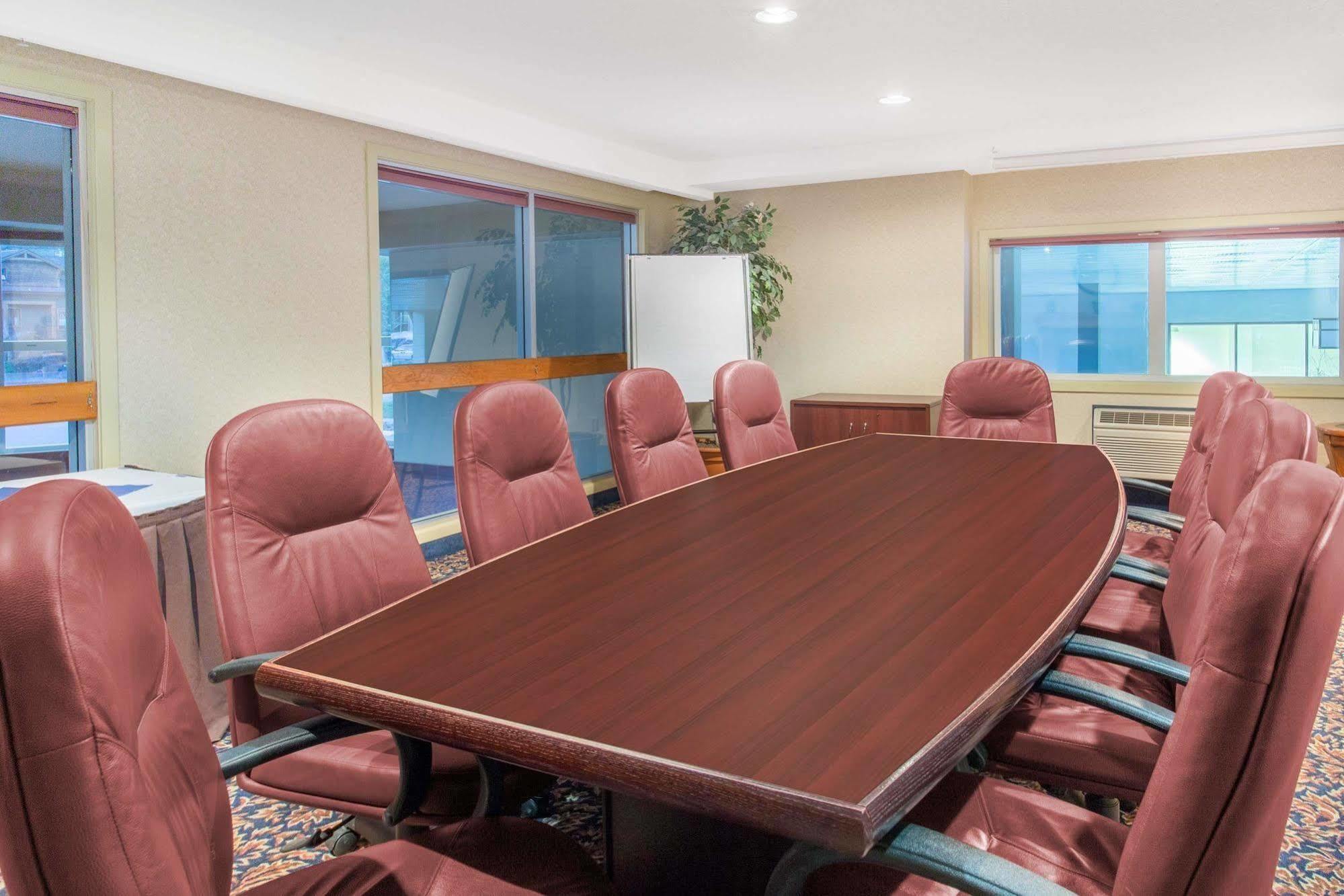Canmore Inn & Suites Ngoại thất bức ảnh
