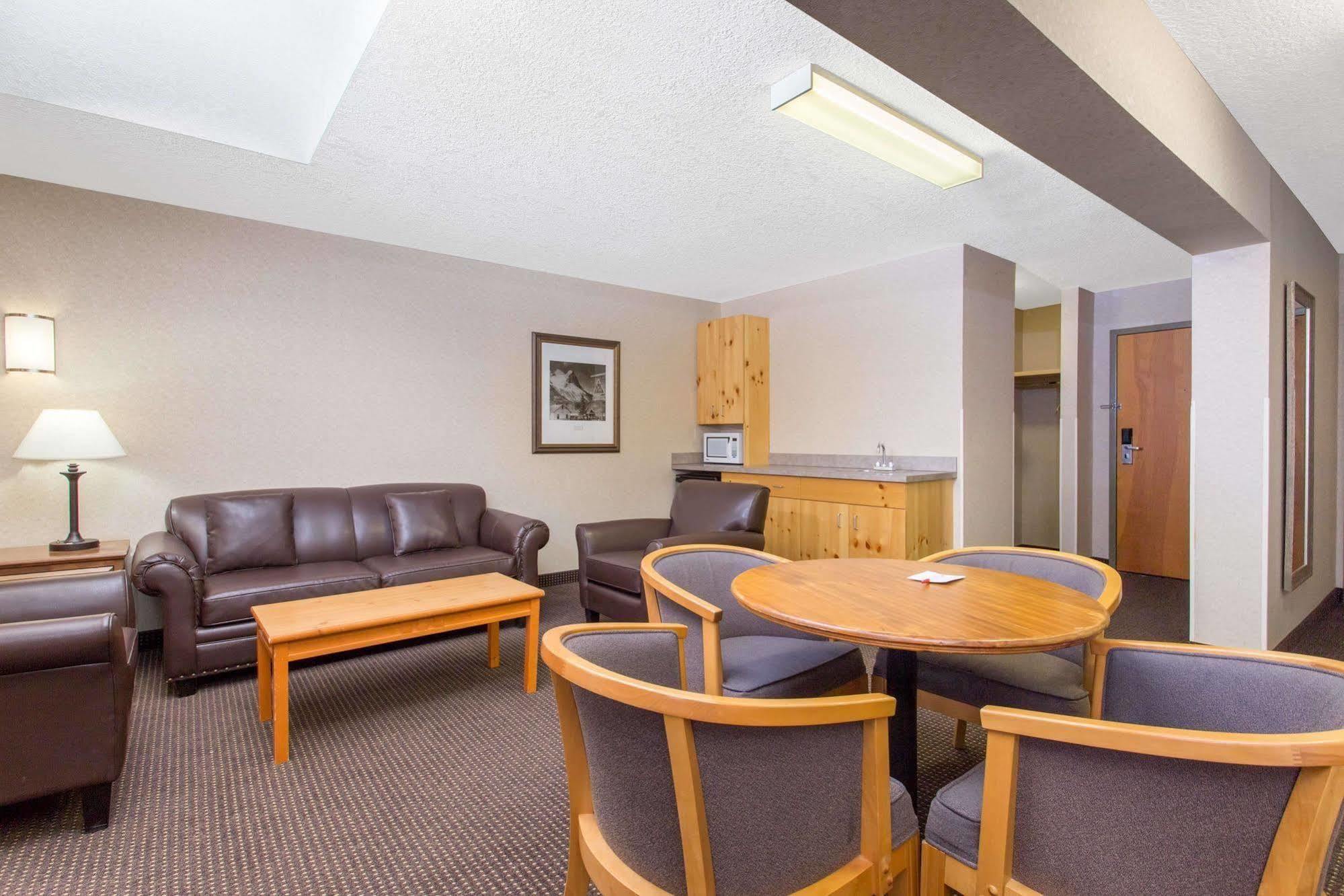 Canmore Inn & Suites Ngoại thất bức ảnh