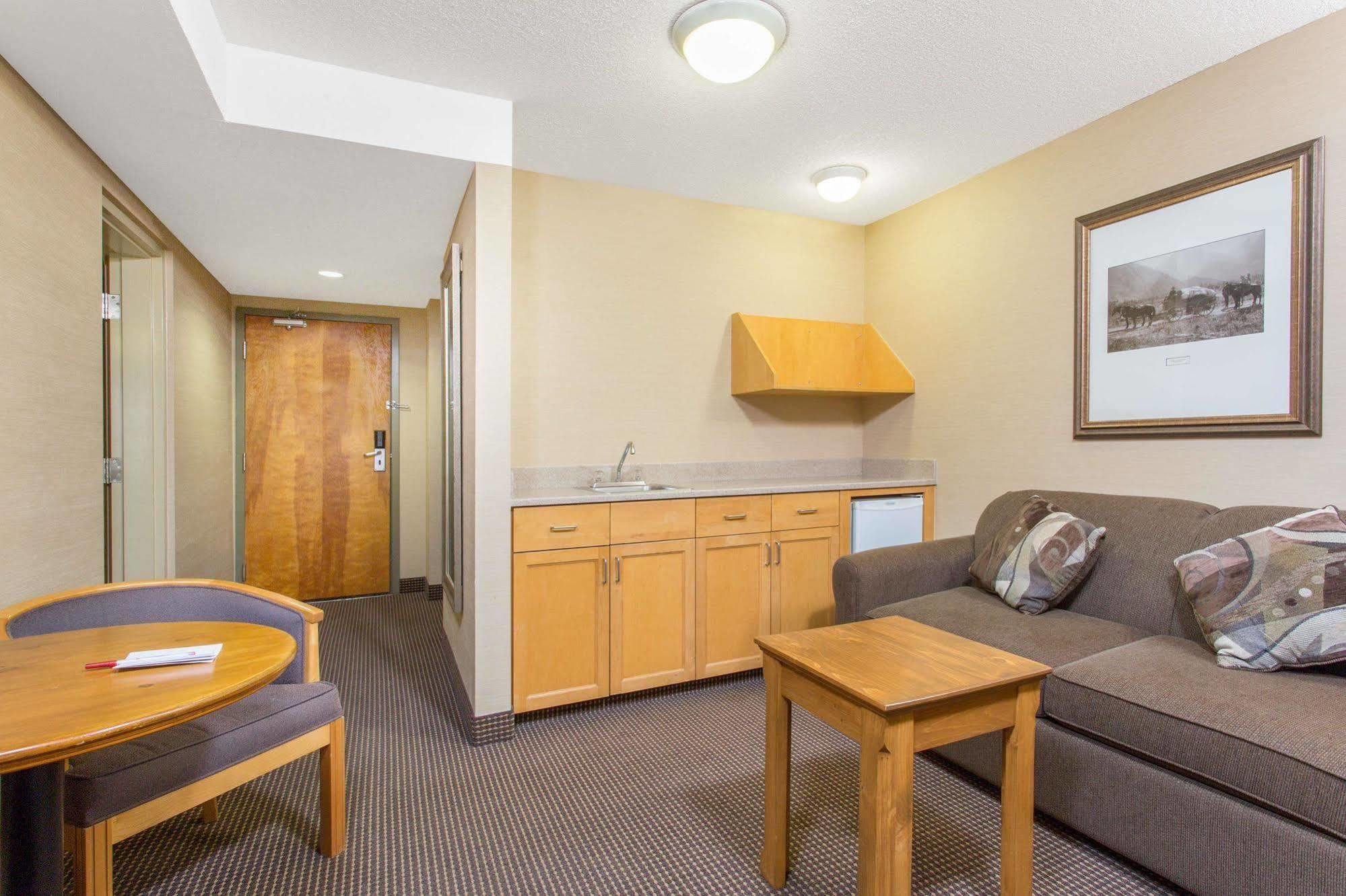 Canmore Inn & Suites Ngoại thất bức ảnh